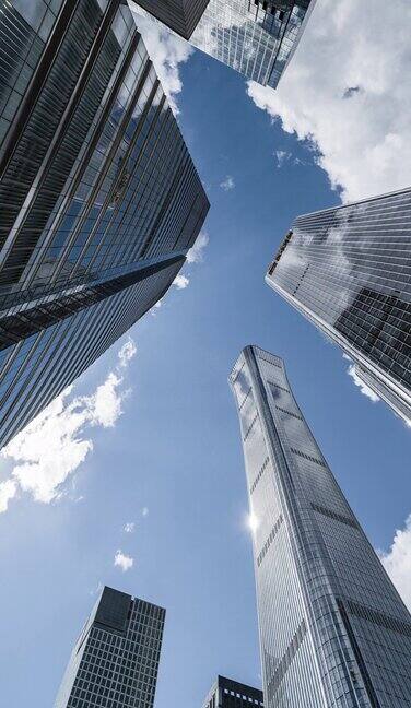 低角度的高层企业建筑摩天大楼
