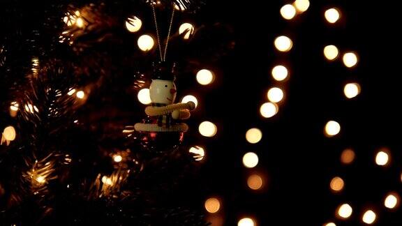 圣诞树上用散景灯装饰雪人花环