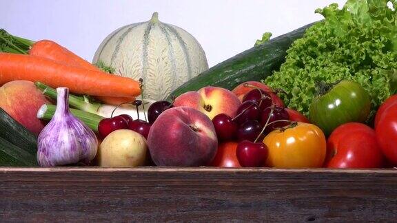 一篮水果和蔬菜