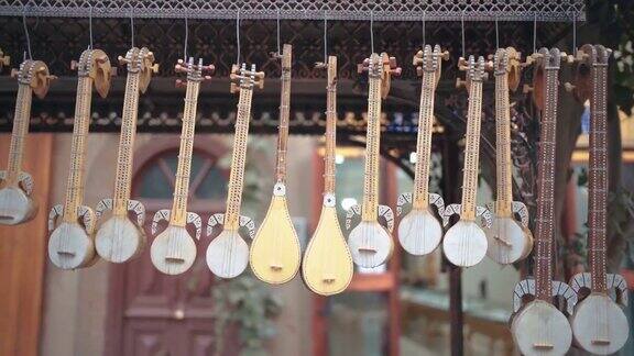 中国新疆喀什市场上出售的维吾尔族乐器