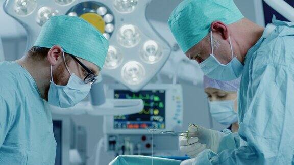 在医院的手术室里专业的外科医生和护士