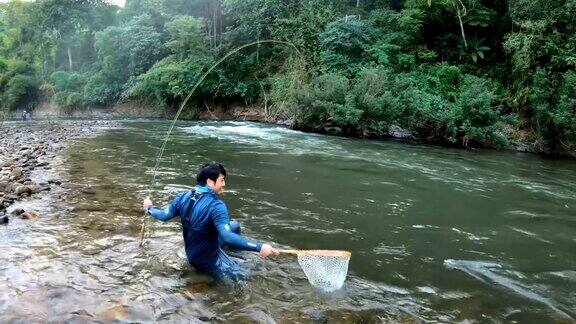 泰国渔夫用苍蝇钓鱼