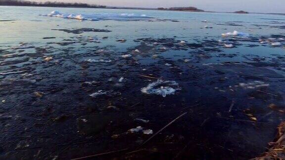 河上有大块浮冰