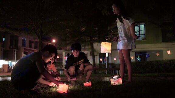 亚洲华人青少年用纸灯笼庆祝节