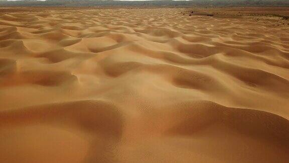 空中俯瞰撒哈拉沙漠的沙丘