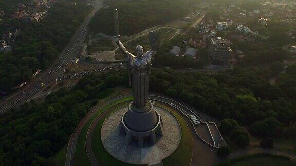 鸟瞰乌克兰基辅市的祖国纪念碑