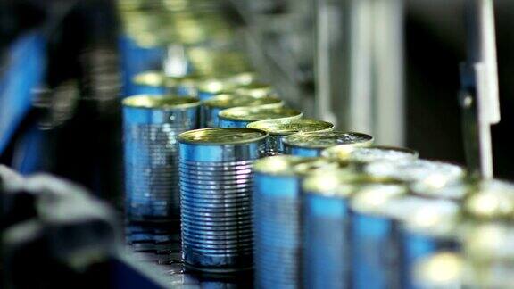 工业自动化生产马口铁和铝包装以包含食品和饮料