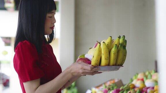 在中国的新年里妇女向神灵献上祭品