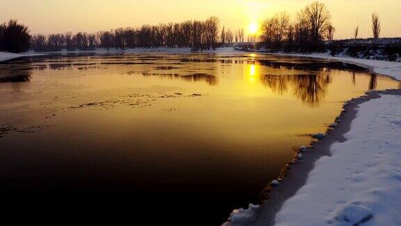 河上冬天的日落