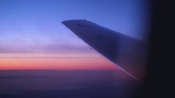 从飞机窗口看日出和机翼