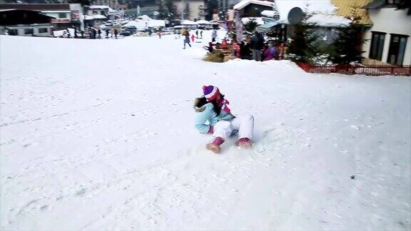 孩子们在冬季滑雪中心玩雪橇玩得很开心