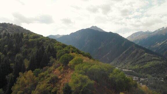 无人机拍摄了哈萨克斯坦的绿色森林和山脉