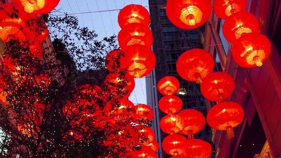 中国新年红纸灯笼装饰在香港城市