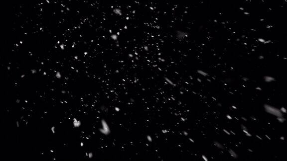 4K逼真的降雪侧向侧向快速强近镜头AlphaProres背景循环透明只是拖放在你的时间轴上冬天圣诞节新年暴雪暴风雪