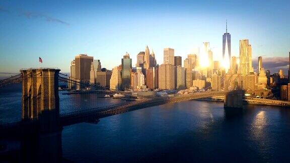 日出时的布鲁克林大桥和纽约