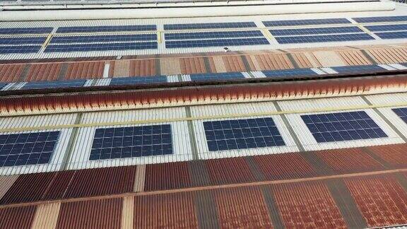 工业建筑屋顶太阳能电池板的鸟瞰图