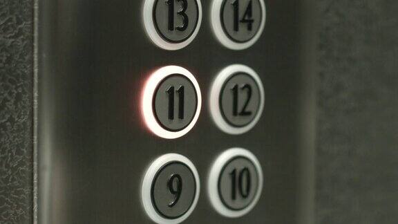 一个男人在电梯里按下了11楼的按钮