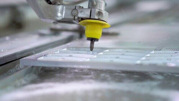用水射流切割机加工高精度零件操作工在工厂辛勤工作