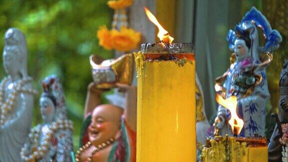 树下的寺庙佛佛教在亚洲蜡烛和鲜花信徒进行宗教礼拜的场所