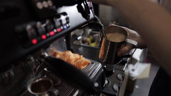咖啡师用专业的咖啡机调制浓咖啡和卡布奇诺