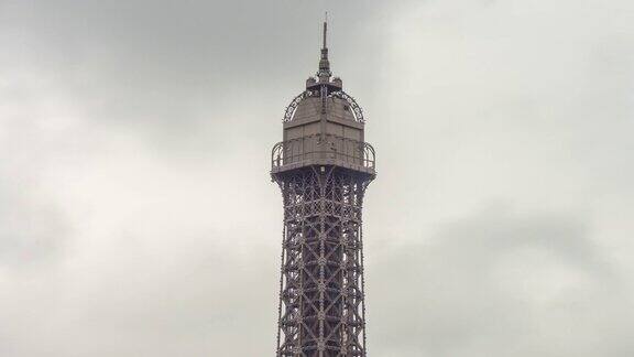 中国阴天澳门著名的埃菲尔铁塔酒店顶景4k时间推移