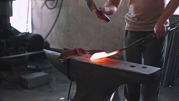 铁匠在铁砧上成形金属