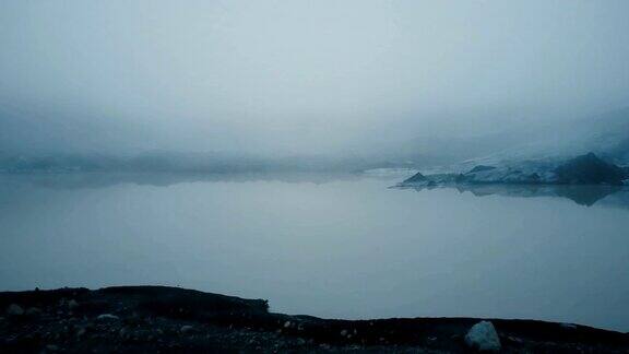 鸟瞰图白色冰川Myrdalsjokull在早晨在雾冰岛冰融化