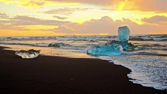 日落时海滩上的冰山