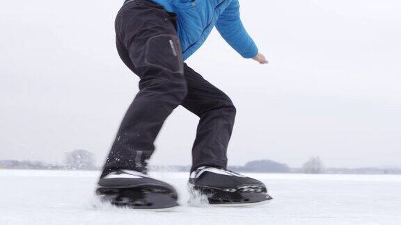 少年在冰面滑冰摔倒慢镜头