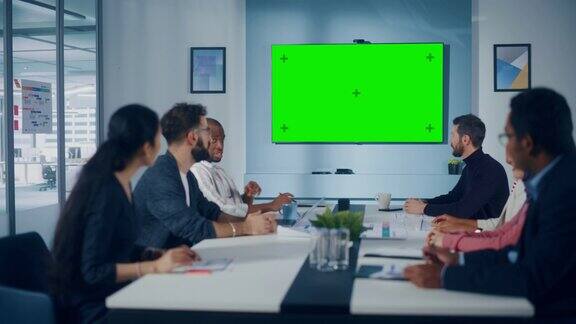 多民族办公室会议室会议:不同团队的成功经理高管谈话使用绿色屏幕彩色键电视投资成长中的电子商务创业公司的商人广角镜头