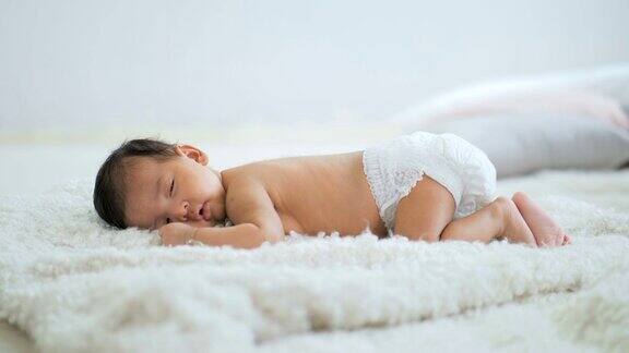 亚洲婴儿躺在柔软的毯子上