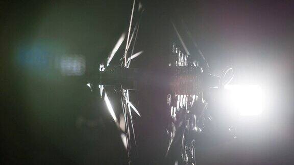 特写的自行车轮胎和齿轮在晚上由人工照明照明