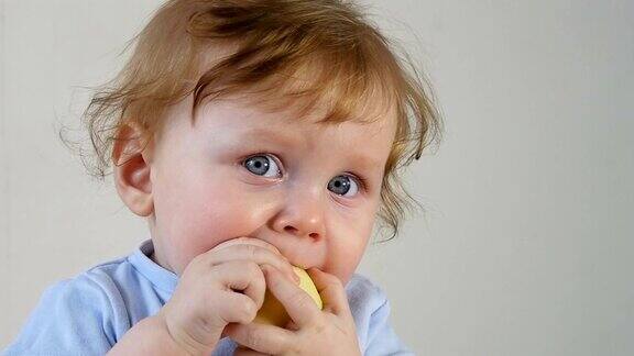 可爱的小男孩吃苹果