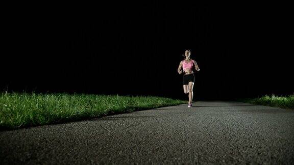 SLOMOPAN女子晚上在马路上奔跑