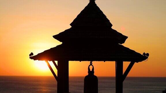 泰国普吉岛热带海滩上令人惊叹的日落