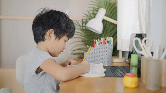 亚洲孩子在家参加在线课程