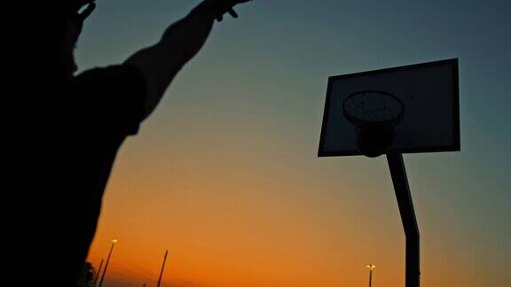 MSSUPERSLOMO时空效应男子在户外篮球场打篮球在黄昏