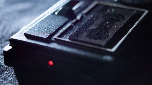 微型卡式录音机磁带被插入的特写