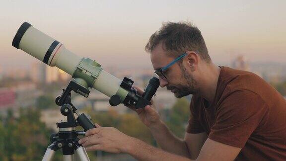 天文学家用望远镜观察城市周围的天空