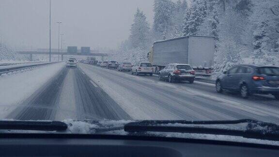 雪天繁忙的巷