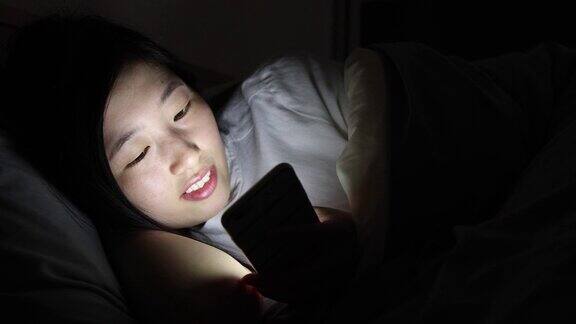 躺在床上用手机的女人