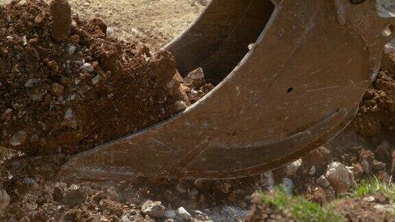 近DOF:大型液压推土机铲斗装载沉重的岩石和土壤