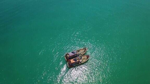 海上漂浮的两艘渔船鸟瞰图