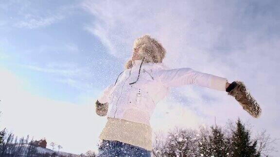 慢动作女人向空中抛雪