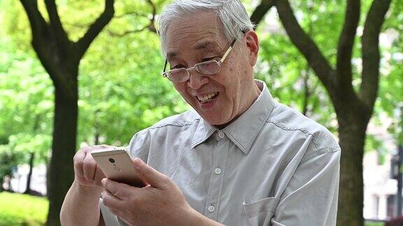 中国老男人在智能手机上滚动