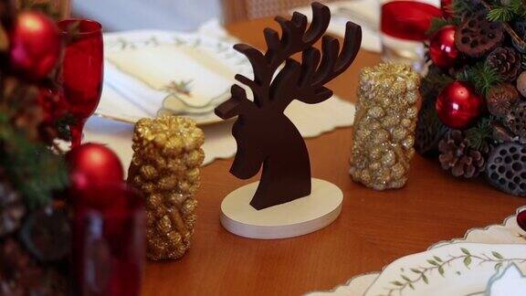 空空如也的圣诞餐桌的特写视频疫情期间空空如也的圣诞餐桌上的慢动作视频圣诞主题的餐桌圣诞装饰蜡烛和餐桌上的木鹿