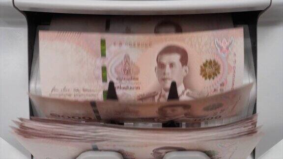 慢动作近拍泰国1000泰铢钞票(100泰铢)计数机货币计数银行柜台机器纸币金融市场概念