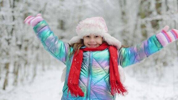 快乐的小女孩在冬天玩雪女孩喜欢冬天有霜冻的日子可爱的小女孩穿着冬天的衣服在雪天里跑步