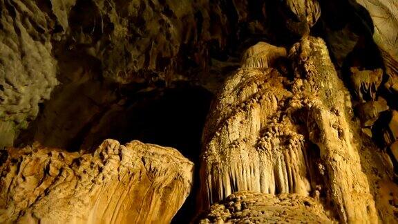 地下洞穴世界以其壮观而令人惊叹