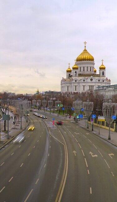 垂直时间推移大教堂的基督救世主与多云的天空在莫斯科俄罗斯